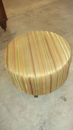 I HAVE ROUND OTTOMAN