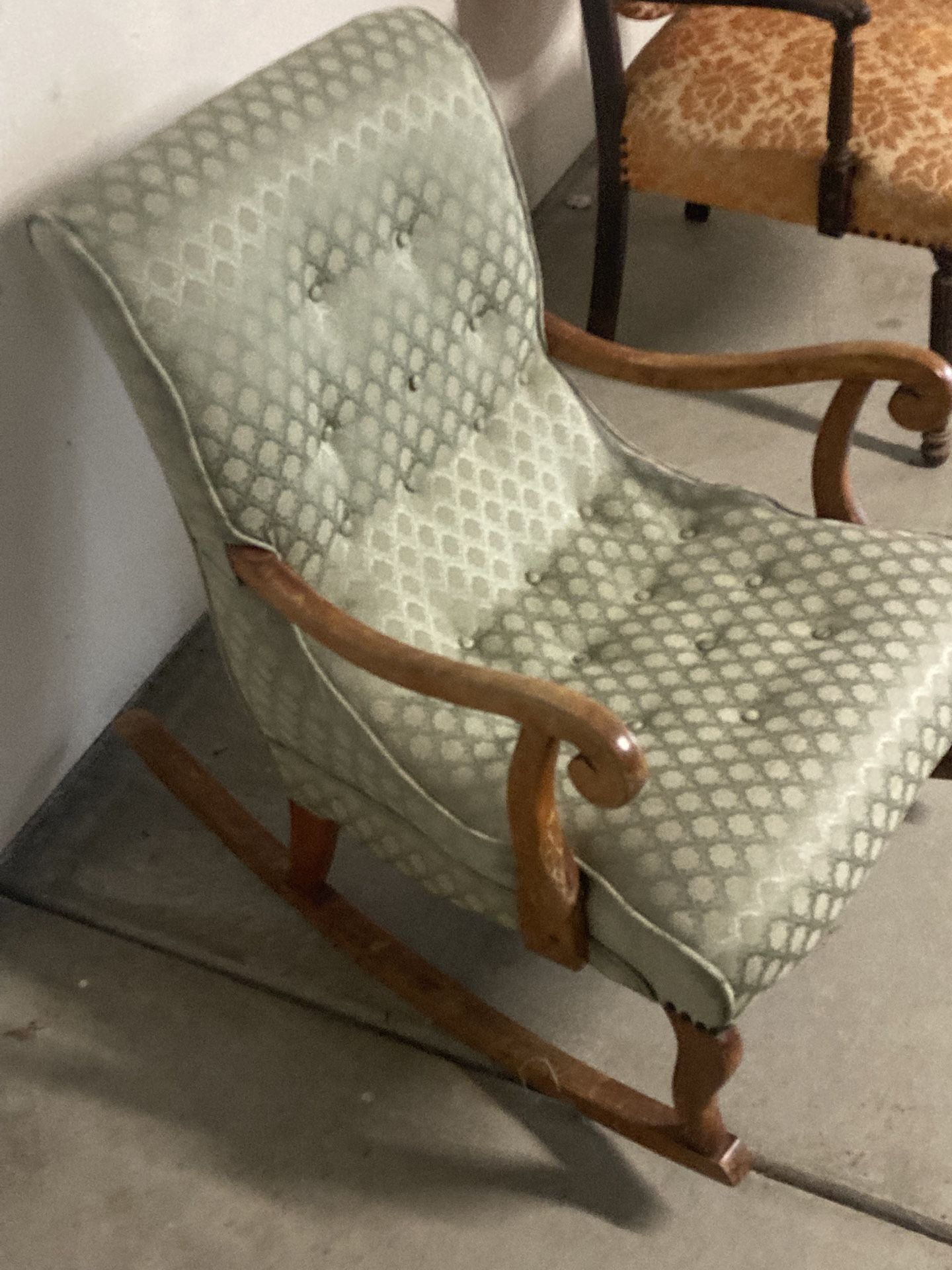 Vintage Rocking Chair – Solid Wood & Comfy Upholstery