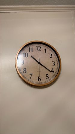Round Quartz Wall Clock Gold Frame