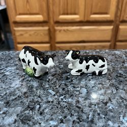 Ceramic Mini Jersey Cow Pair of Salt and Pepper Shakers.  Size approximately 2 1/2 inches long and 1 1/2 inches tall.  Brand new never used with stick