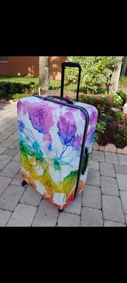 Bebe Megan hardside spinner suitcase. Lightweight, impact resistant, 8 wheels 360 degrees turns.