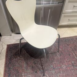 Mid-Century Modern Tulip Chair (Off-white)