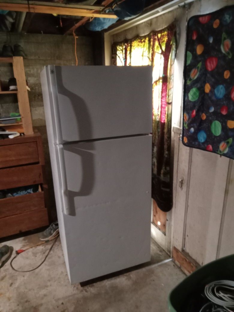 GE 18.2 Cu. Ft. Top Freezer Refrigerator