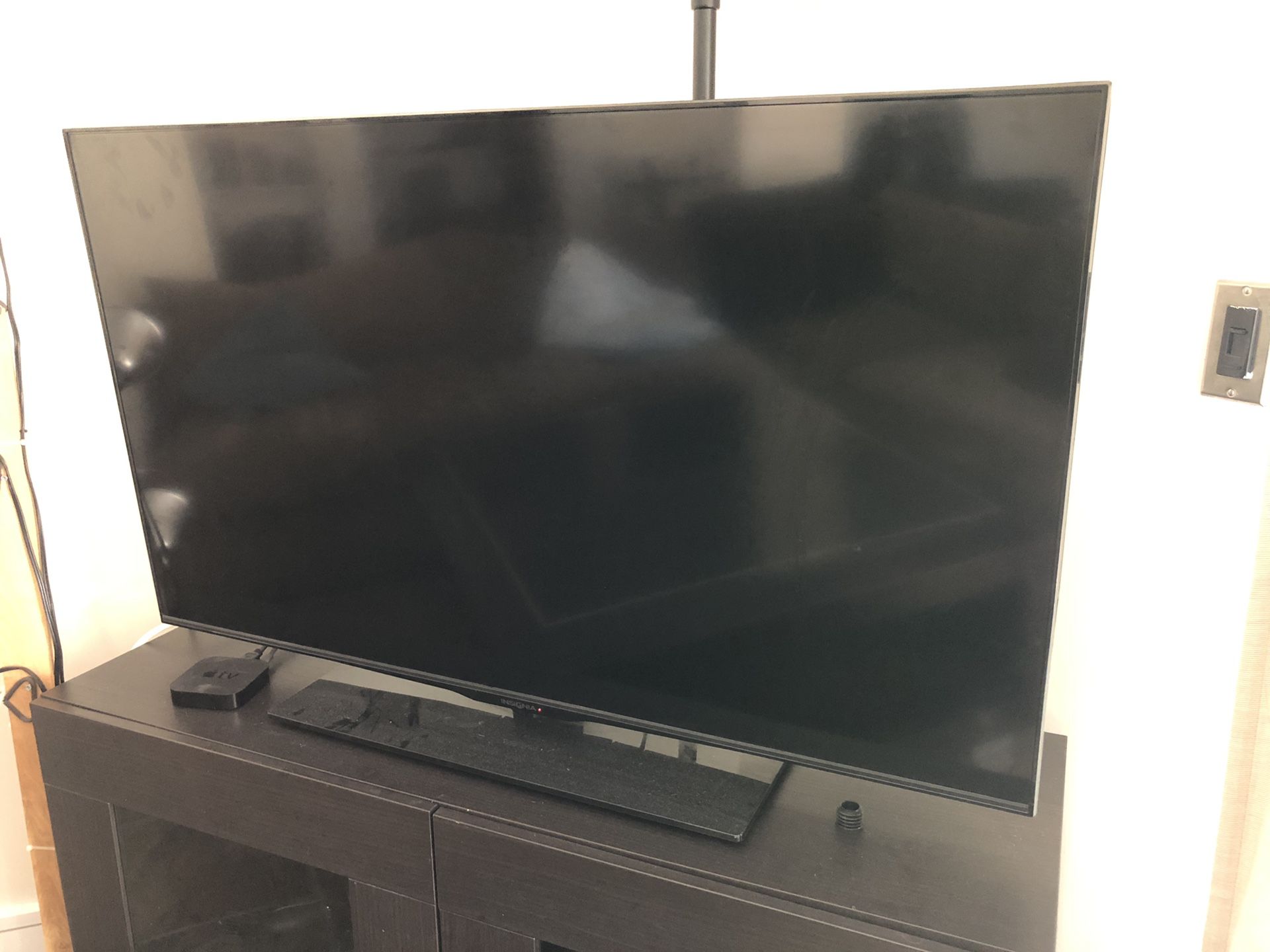 Insignia 43 inch Flat screen TV (remote included)