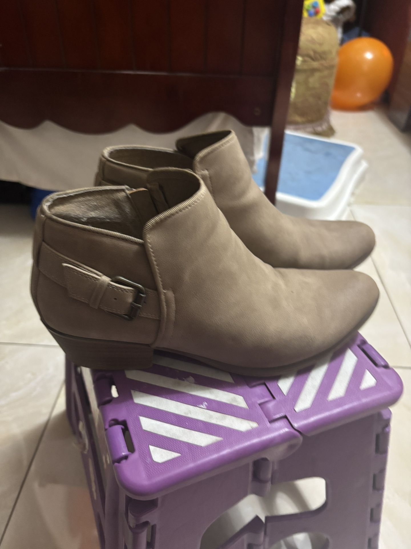 Size 8 Women’s Brown Ankle Boots