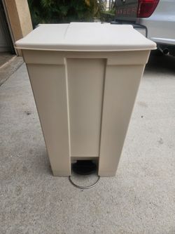 23 Gal. Rectangular Polyethylene Step-On Receptacle with Wheels in Beige. 33x20x17 NEW