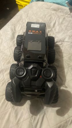 8-wheel-drive (8WD) amphibious remote control stunt truck