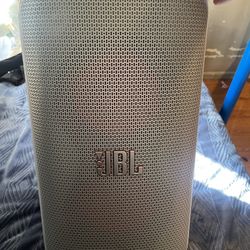 While Jbl PartyBox 120