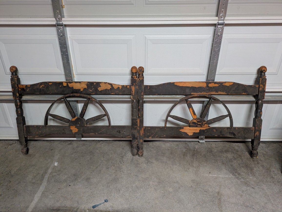 VINTAGE WAGON WHEEL STYLE TWIN SIZE HEADBOARD FOOTBOARD