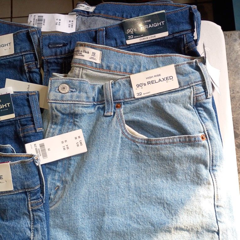 WOMENS ABERCROMBIE JEANS