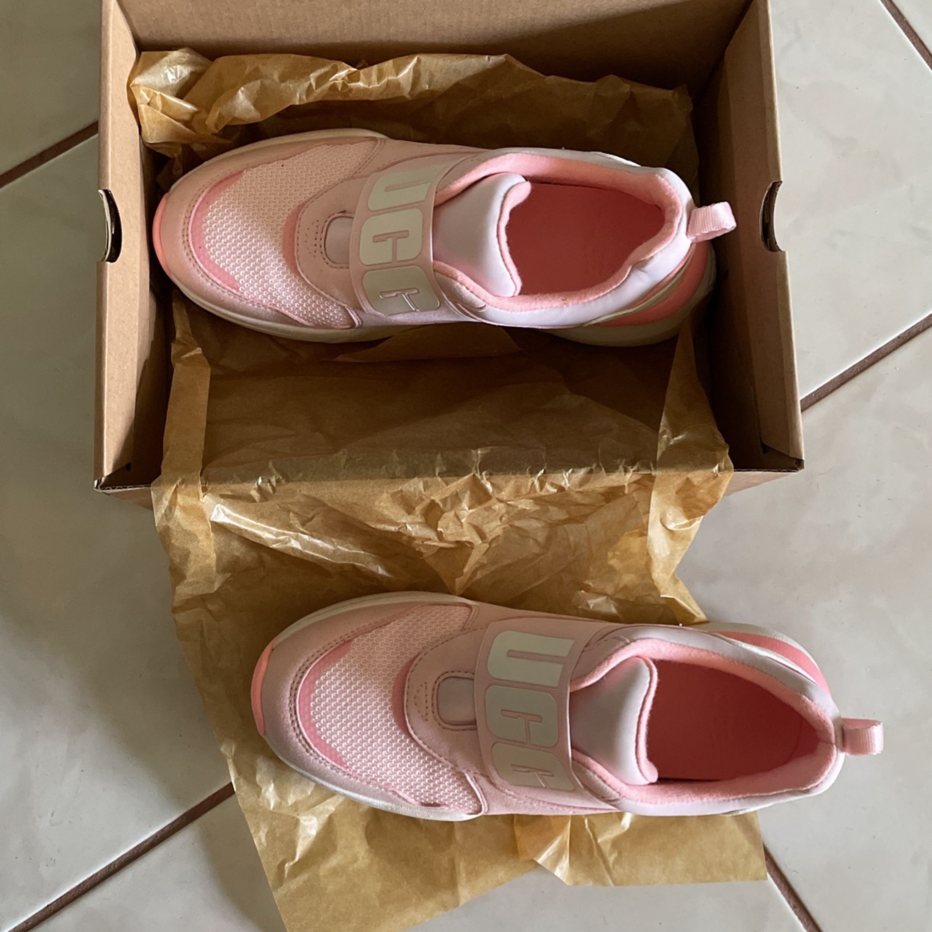 Ugg Sneakers 5.5