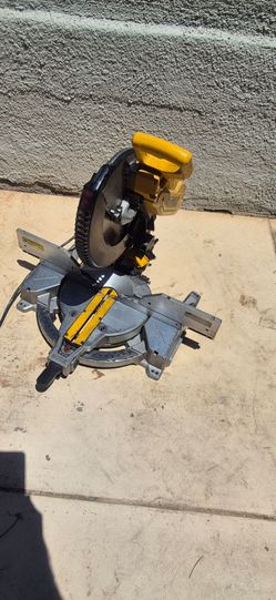 DeWalt 12" Double-Bevel Compound Miter Saw (DWS716) - Works Perfectly