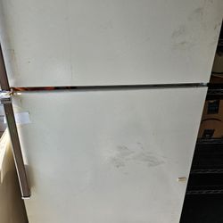 Refrigerator With Automatic Ice Maker