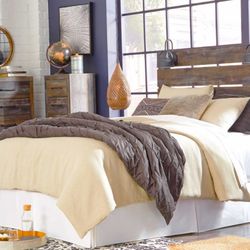 Drystan Queen Size Bedroom