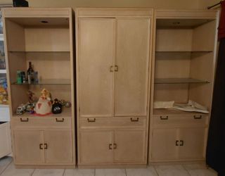 XXL LIGHTED WALL UNIT..NEED GONE ASAP‼️45TH STREET WPB ‼️