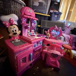 Minnie Kitchen. Vanity And Cart