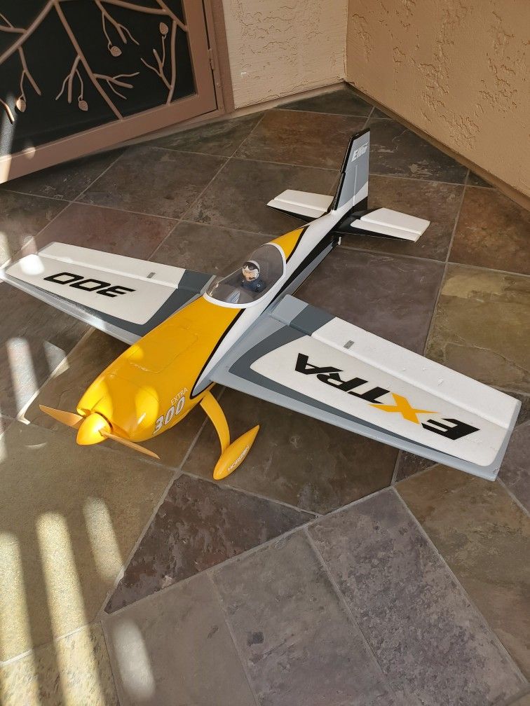 RC Airplane Eflite Extra 300