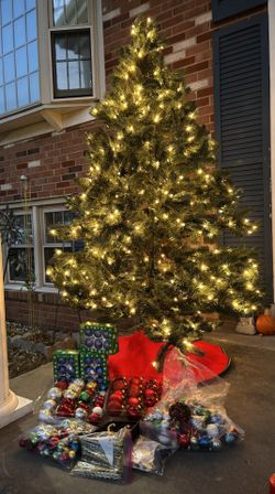 Prelit Christmas Tree W/EVERTHING 