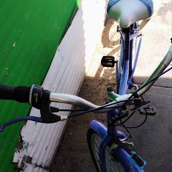 Bicicleta de cambios de mujer $100 buenas llantas poco uso solo estaba aguardada
