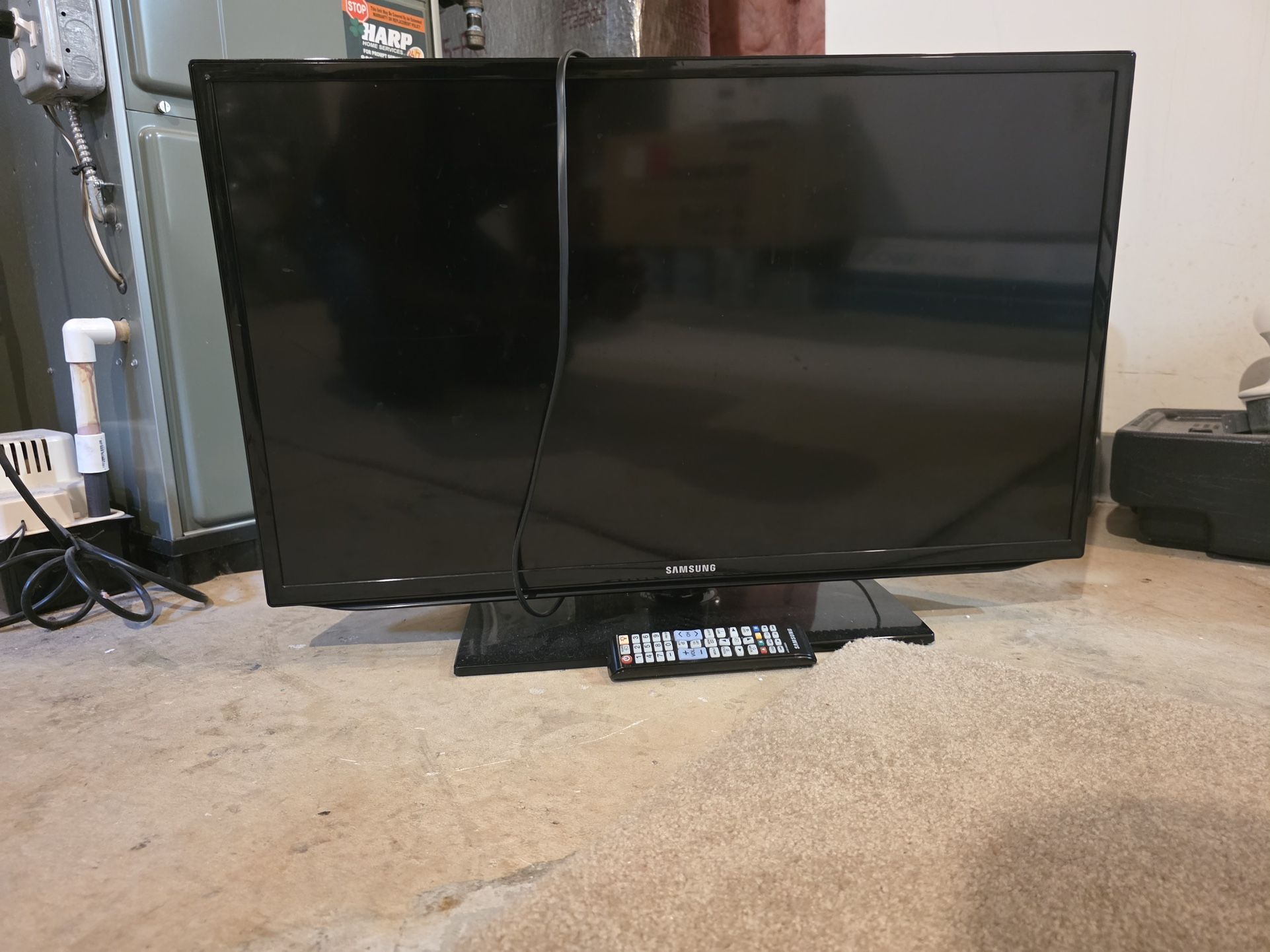 Samsung UN32EH5000F 32". 1080p LED( Not a smart TV)