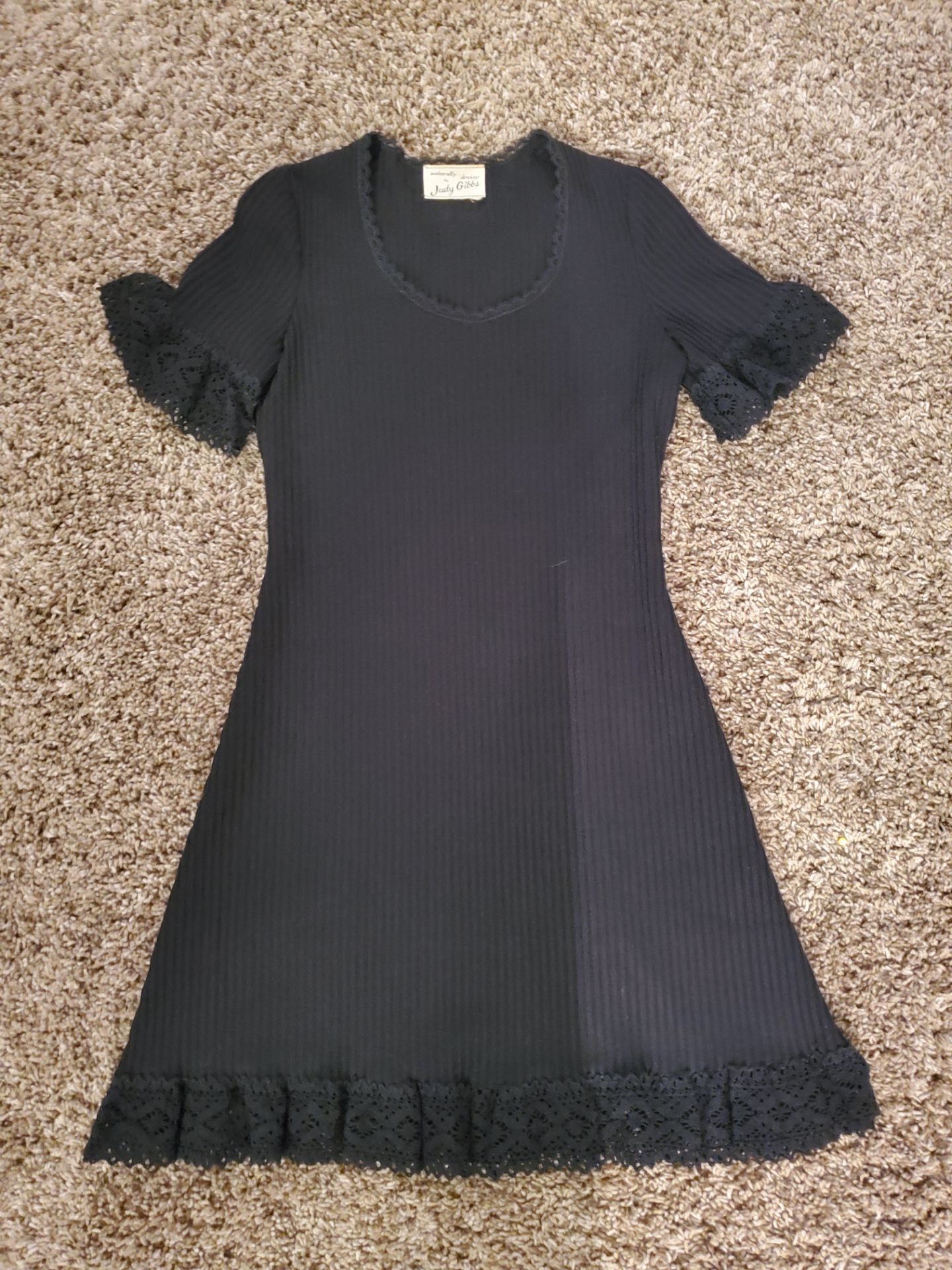 Womens Vintage Union Made Dress 70s Black knit S small macrame lace Judy Gibbs
70's Vintage Naturally Dressy by Judy Gibbs Made in USA Lovely Fit and