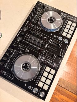Pioneer DDJ SR2 DJ controller
