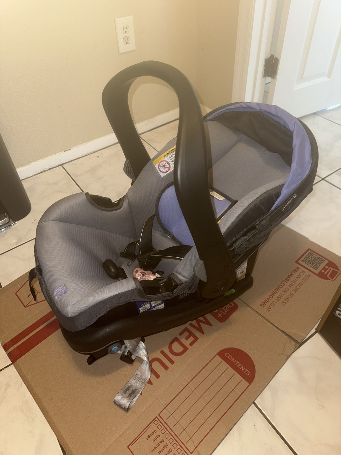 NEW BORN CAR SEAT