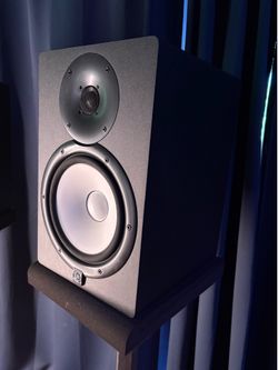 YAMAHA HS8 pair + output stands