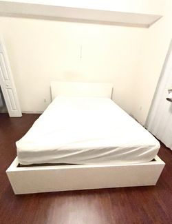 Queen Bed with Matress