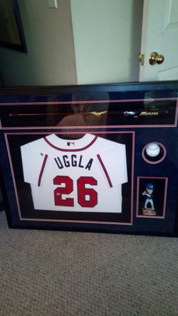 Professional framed Dan uggla MLB sighned Jersey & baseball & bat with hulagrams c.o.a