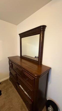 Dresser with removable mirror