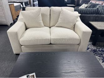 Beige Loveseat. 🚚WE DELIVER🚚