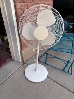 Oscillating Stand Fan Excellent Condition. Located in Murray cash/Venmo. Venmo deposit to hold or fcfs.