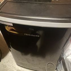 Portable 14000 BTU Frigidaire Portable Air conditioner 