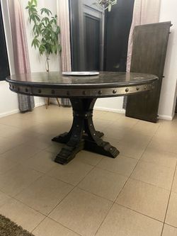 Round dining table