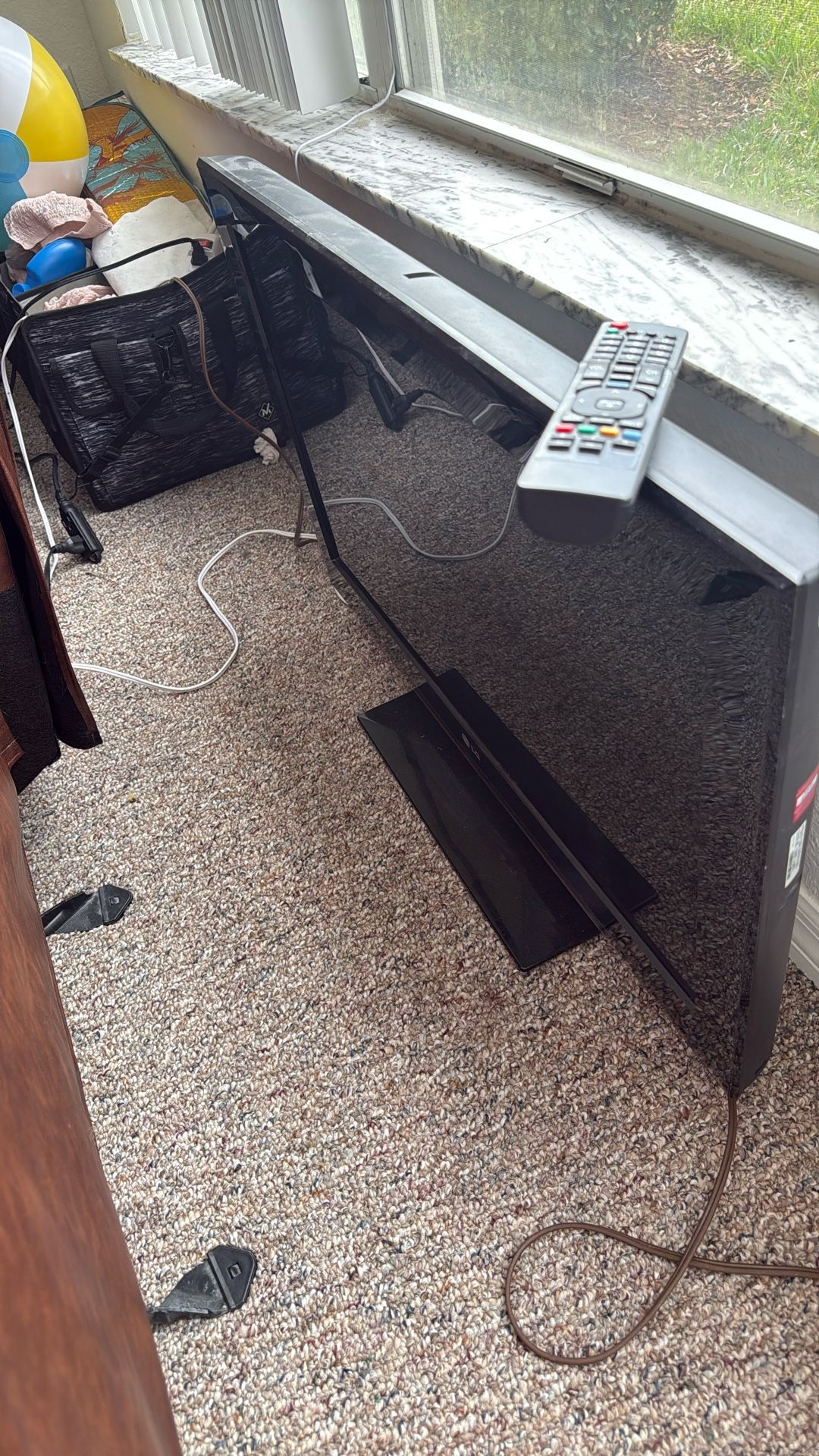 32 inch LG TV with remote