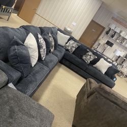 Financing & Delivery Available: Brand New Large Family Sectional