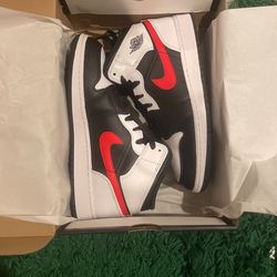 Jordan 1 Mid Chile Red GS Size 4 - 7