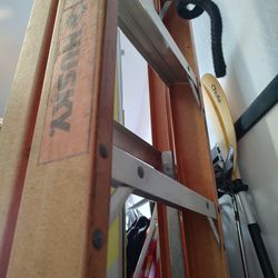 Husky Ladder 8 Feet Fiberglass OSHA Approved 
