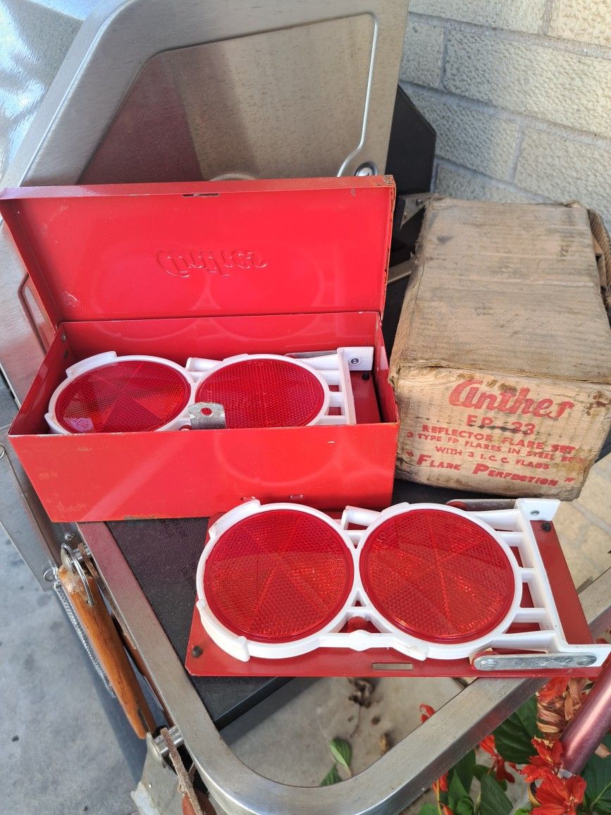 VINTAGE ANTHES 1(contact info removed)'S ROADSIDE FLARES REFLECTORS EMERGENCY KIT IN METAL BOX