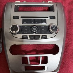 2012 Ford Fusión SE Center Console Trim With CD player
