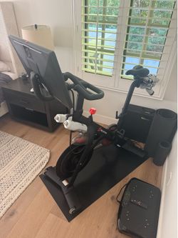 Peloton Bike (2020) with Mat– Excellent Condition