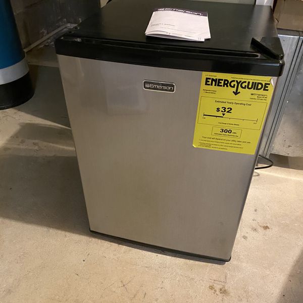 Like New MiniFridge Emerson CR280 2.8 cub for Sale in Springfield