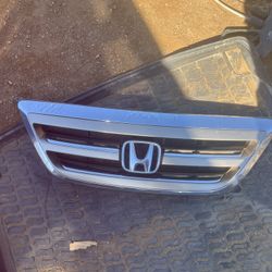 2005/2010 Honda Oddessey Grill ( Tan Color Or Blue ) 