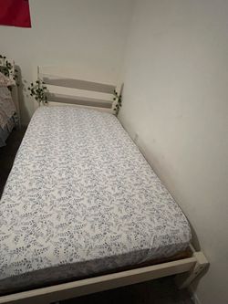 White twin size bed