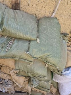Gravel pequeña $7 dollars Each bag 30 pounds