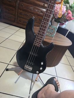 YAMAHA 4 strings