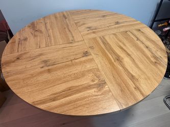 Modern Round Oak Dining Table (46" / Seats 4) – Great Condition