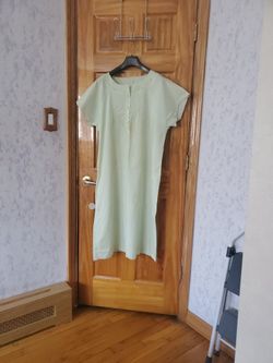 European AQUA NIGHTGOWN dress shirt Embroidered  Vintage 1980's Size L Women's 

COLOR  AQUA
Short sleeves
Embroidered top  
Scallop edges 
100% Cotto