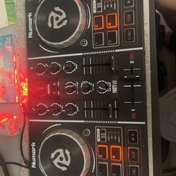 Numark Party Mix Double Deck DJ Controller w/Built-In Light Show Tested